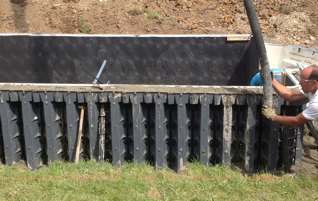 Betonieren Seitenwände des Pools Trier