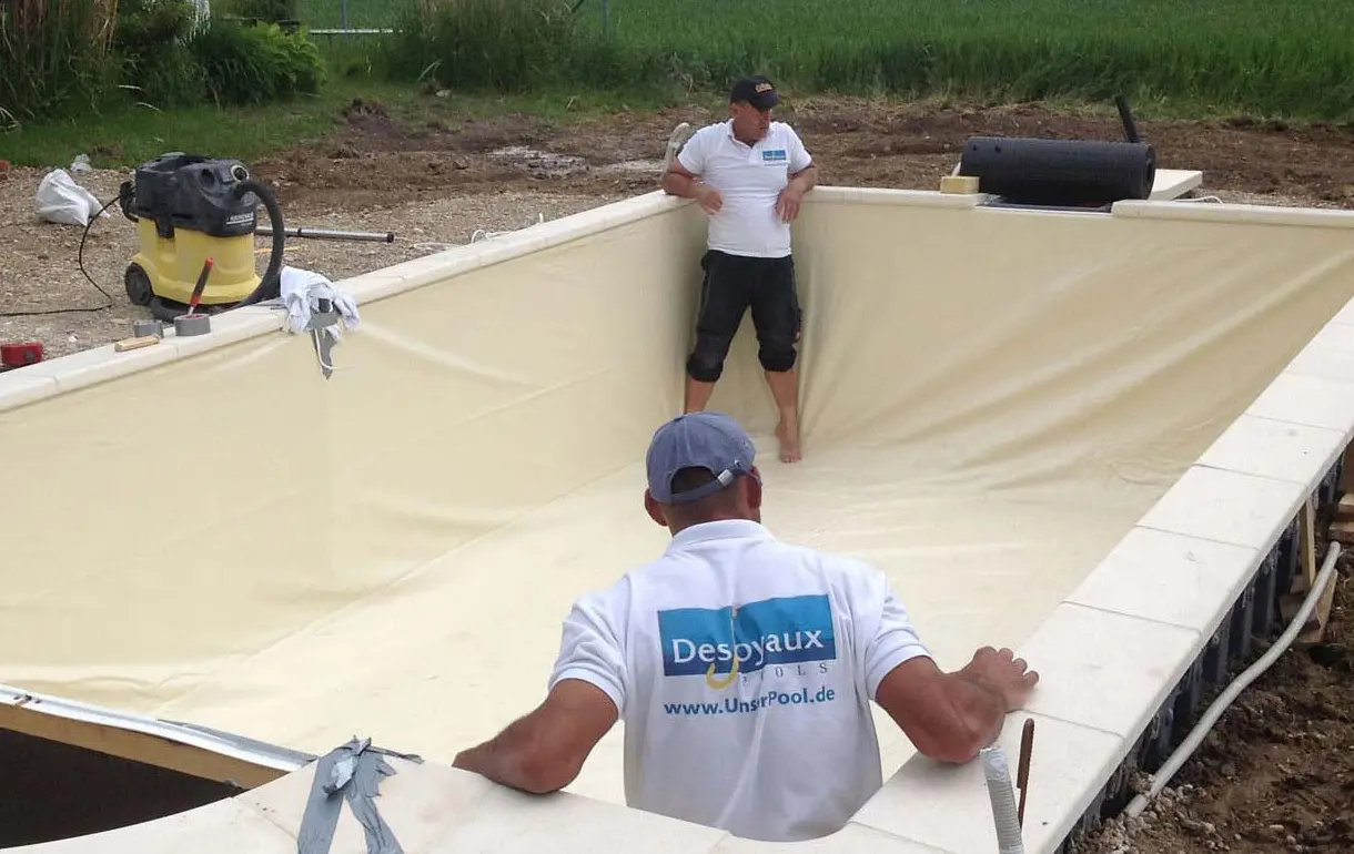 Pool bauen Trier einpassen der Folie